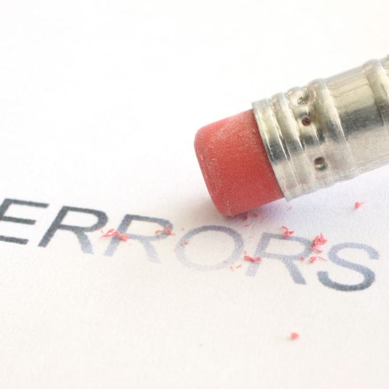 infografica di una matita che cancella errori da non fare per vendita azienda pmi