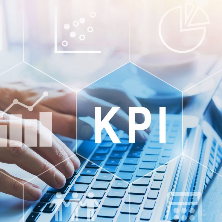 infografica con pc e kpi strategici pmi